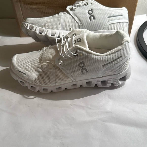New On cloud On Running White Athletic Shoes men’s size 7 - Picture 2 of 5